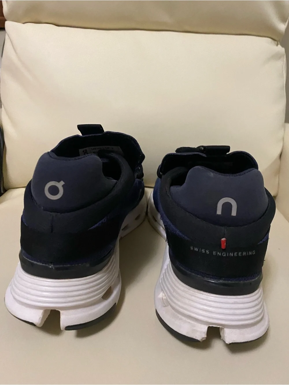On Running 9.5 Navy and White Men’s Athletic Sneakers